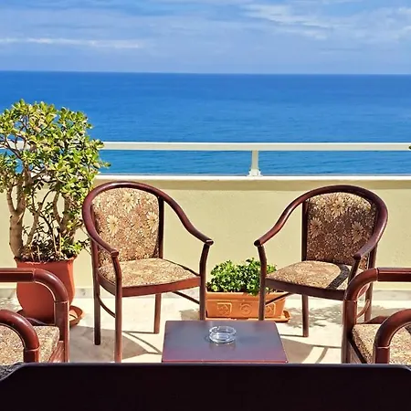 Seaview Flora's Luxury Apartment-300meters From The Apartment