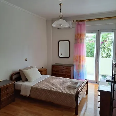 Seaview Flora's Luxury Apartment-300meters From The Rethymno (Crete)