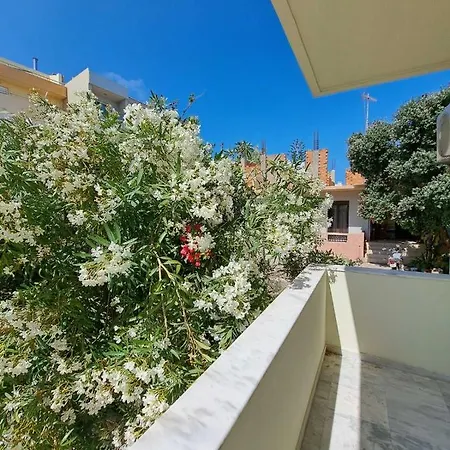 Seaview Flora's Luxury Apartment-300meters From The * Rethymno (Crete)
