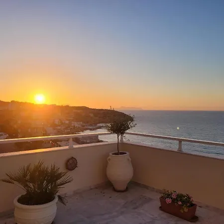 Seaview Flora's Luxury Apartment-300meters From The Rethymno (Crete)